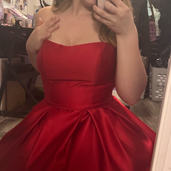 Size 8-10 Betsy and Adam Gorgeous Red Ball Gown - Picture 2 of 6